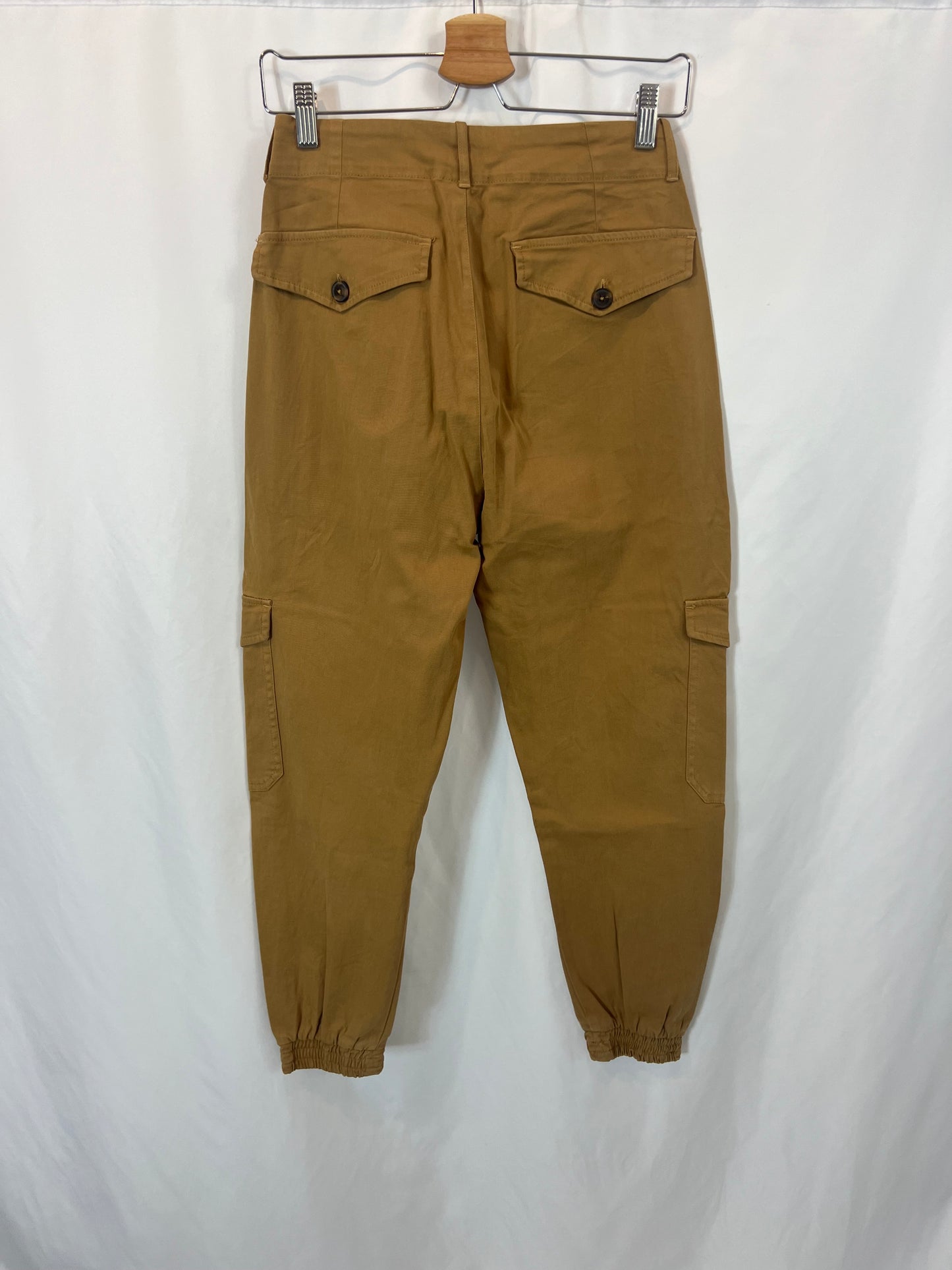 PULL&BEAR. Pantalón camel cargo T.36