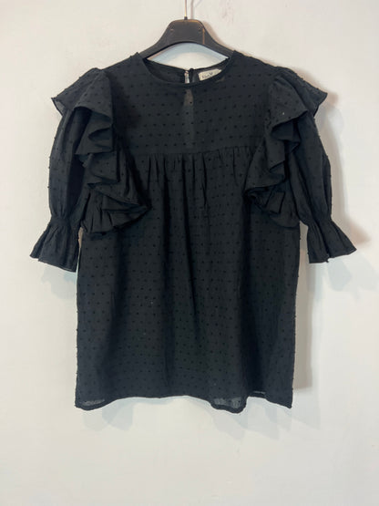 ELEFANTINE. Blusa negra plumeti detalle volante. T M