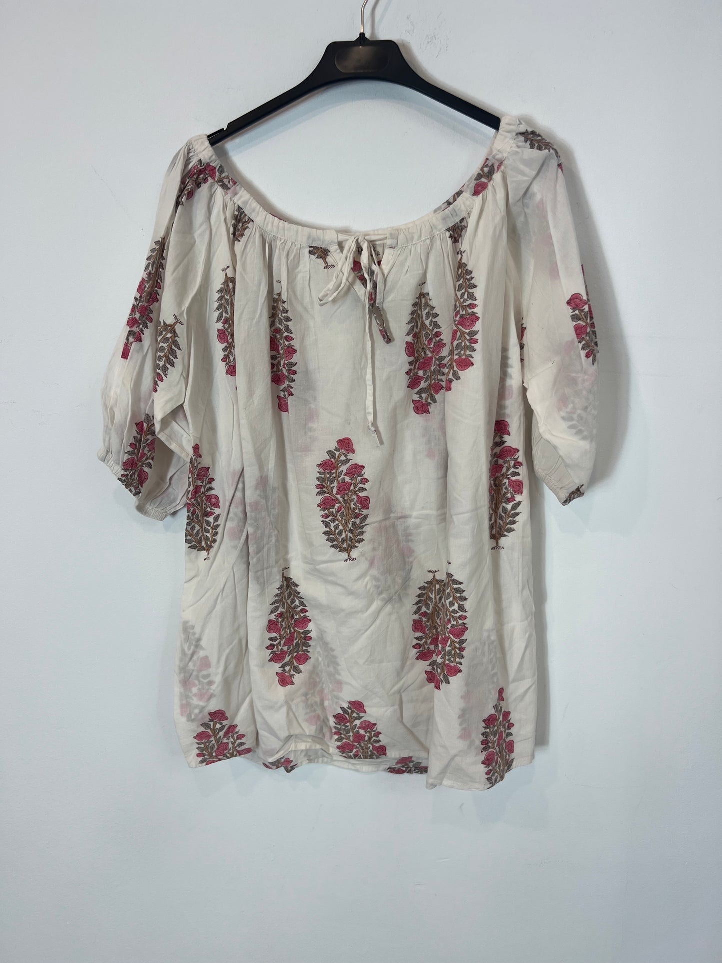 PAR & ESCALA. Blusa blanca estampado flores rosas T.s