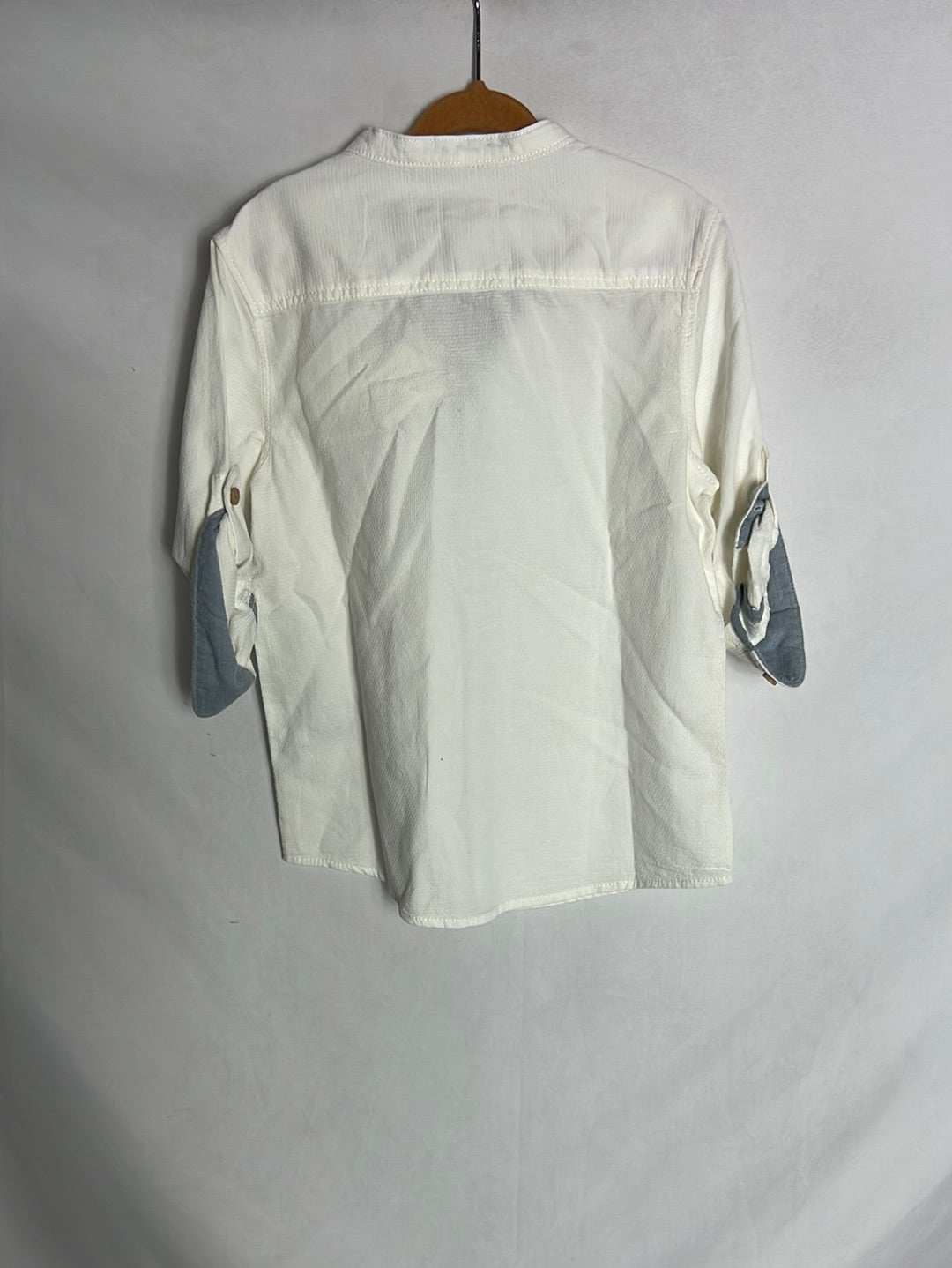 H&M. Camisa blanca textura cuello mao T 4-5 años