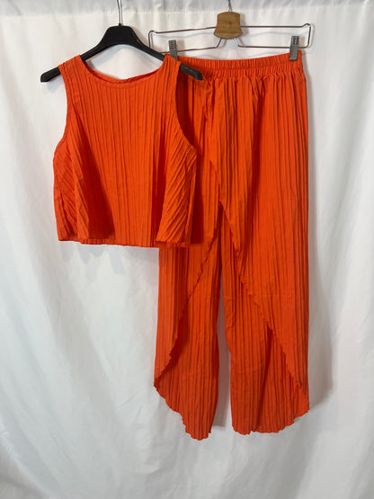 OTRAS. Conjunto naranja plisado. T XS/S