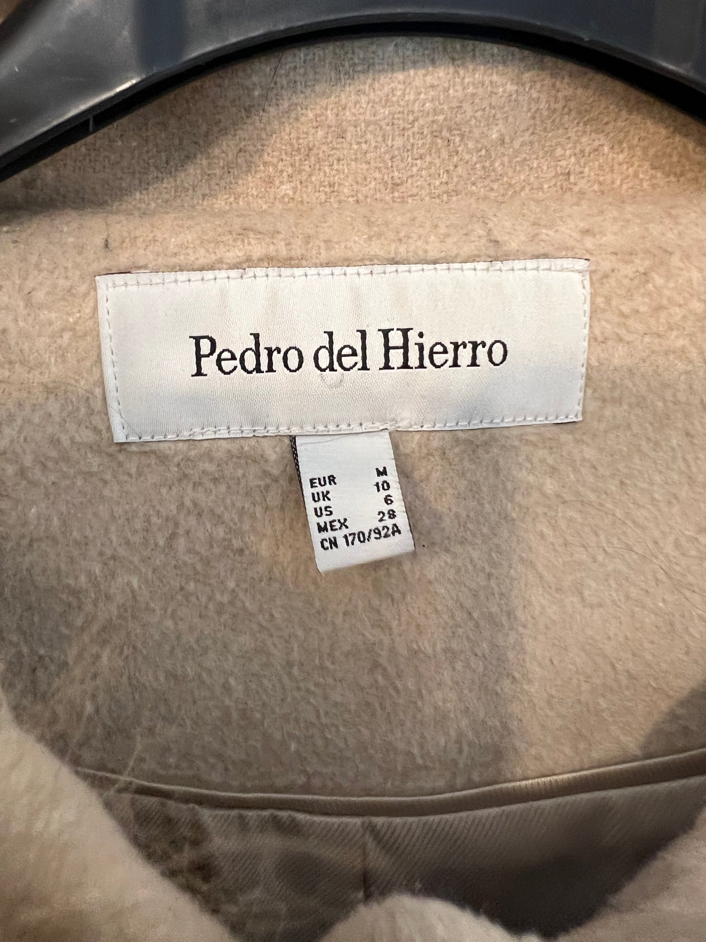 PEDRO DEL HIERRO. Abrigo beige capucha con pelo T.m