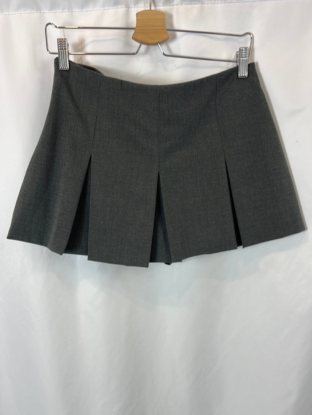 ZARA. Falda/pantalón gris tablas T.m