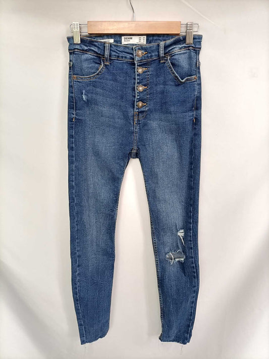 BERSHKA. Pantalón denim botones T.36