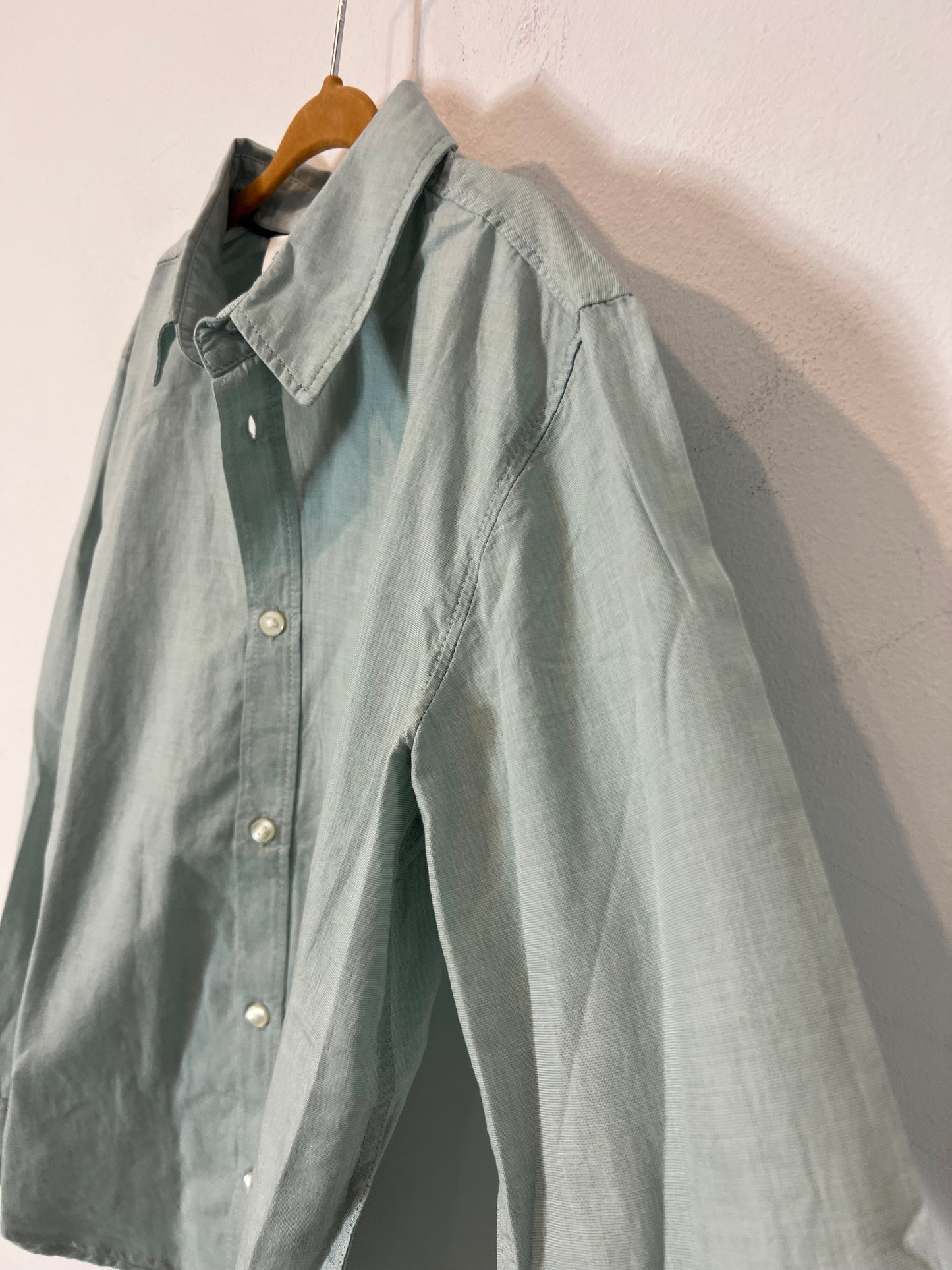 H&M. Camisa verde claro. T 7-8 años