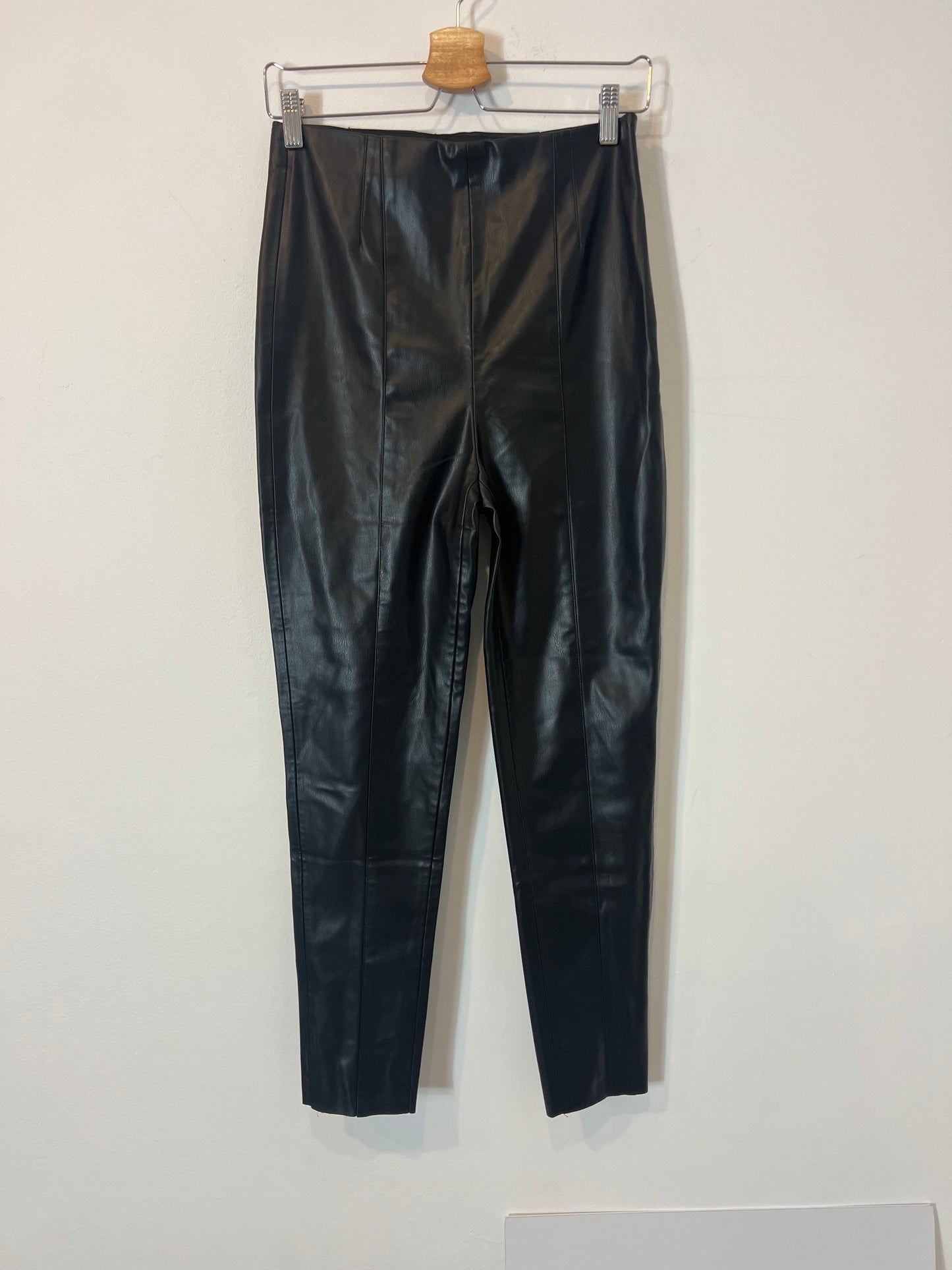 ZARA. Pantalón efecto piel negros T.m