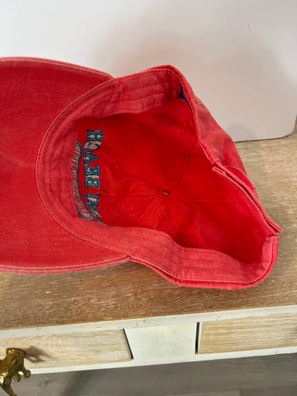 OTRAS. Gorra roja letras azules