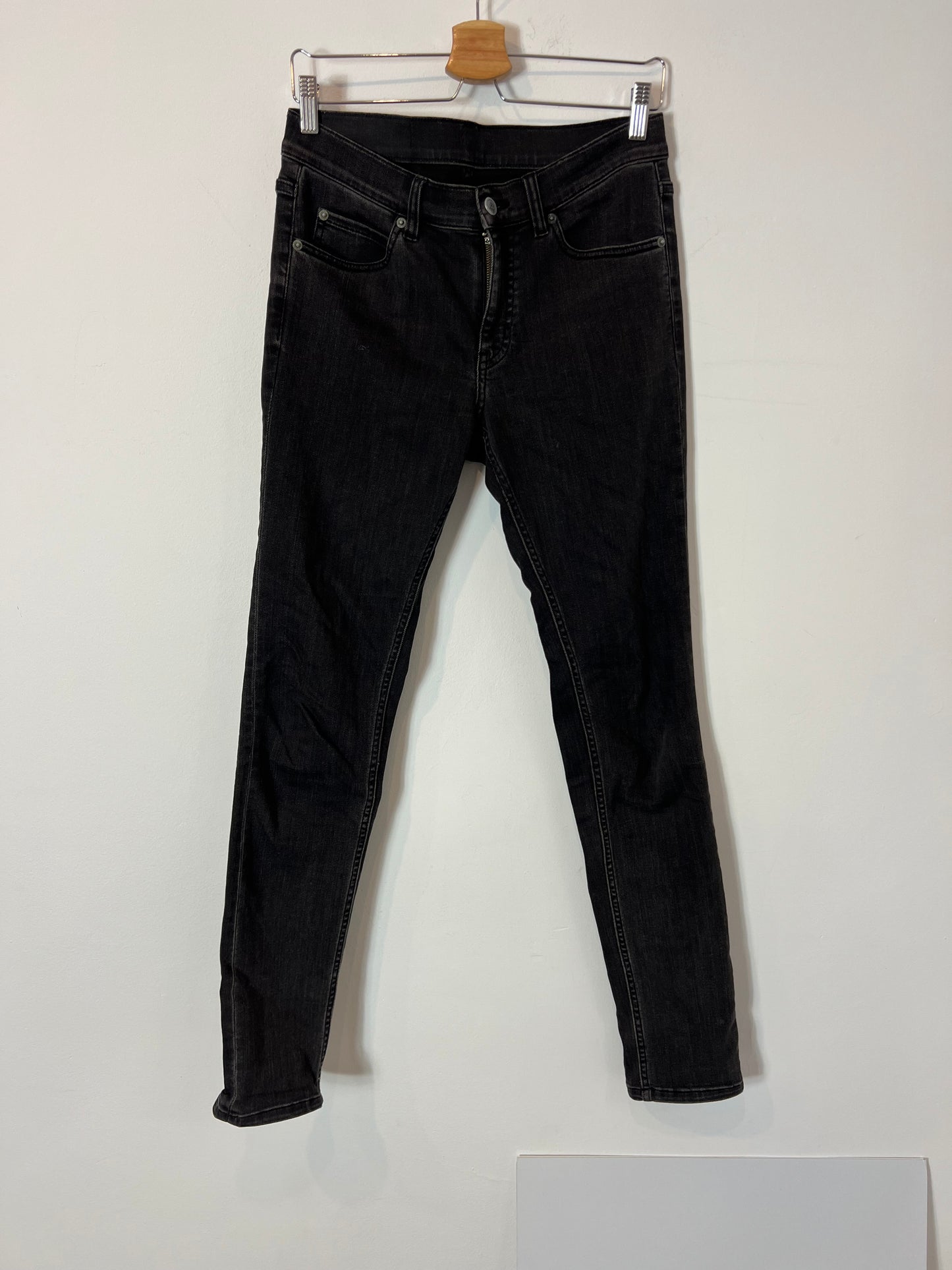 CHEAP MONDAY. Denim negro pitillo efecto desgastado. T 38