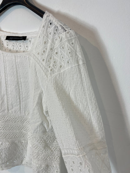 ZARA. Blusa blanca troquelada. T XS