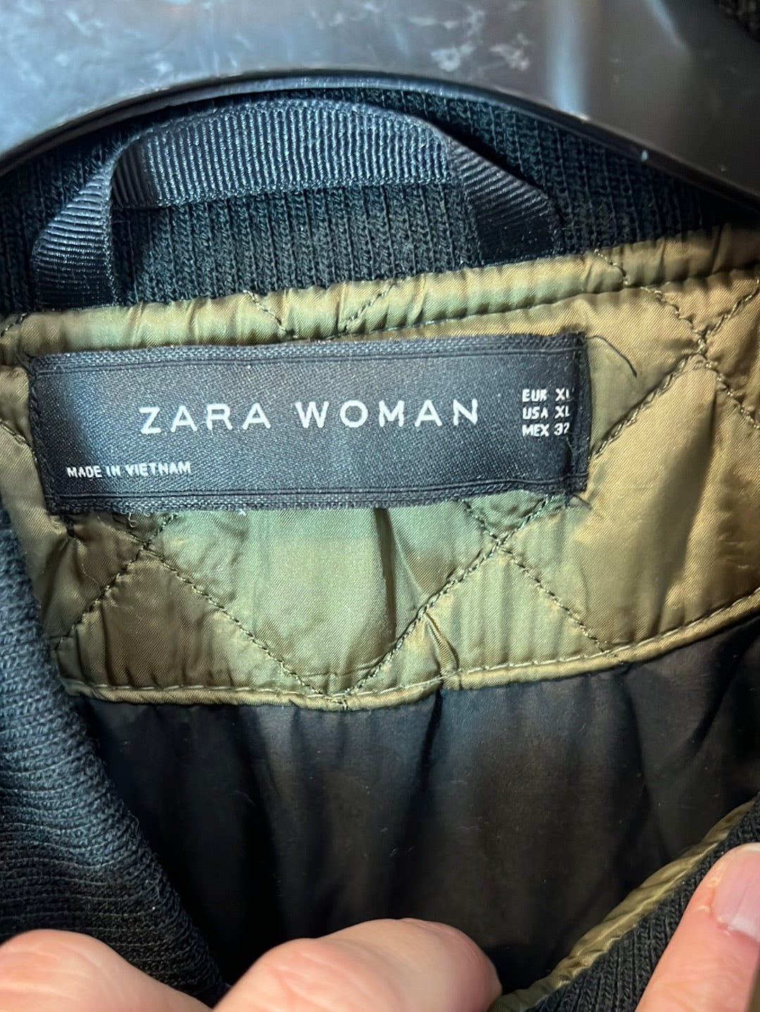 ZARA. Chaqueta verde acolchada ligera. T XL