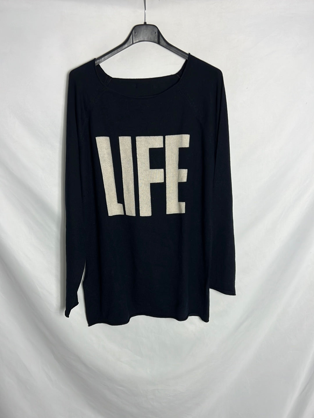 THE HIP TEE. Jersey azul letras. T M/L