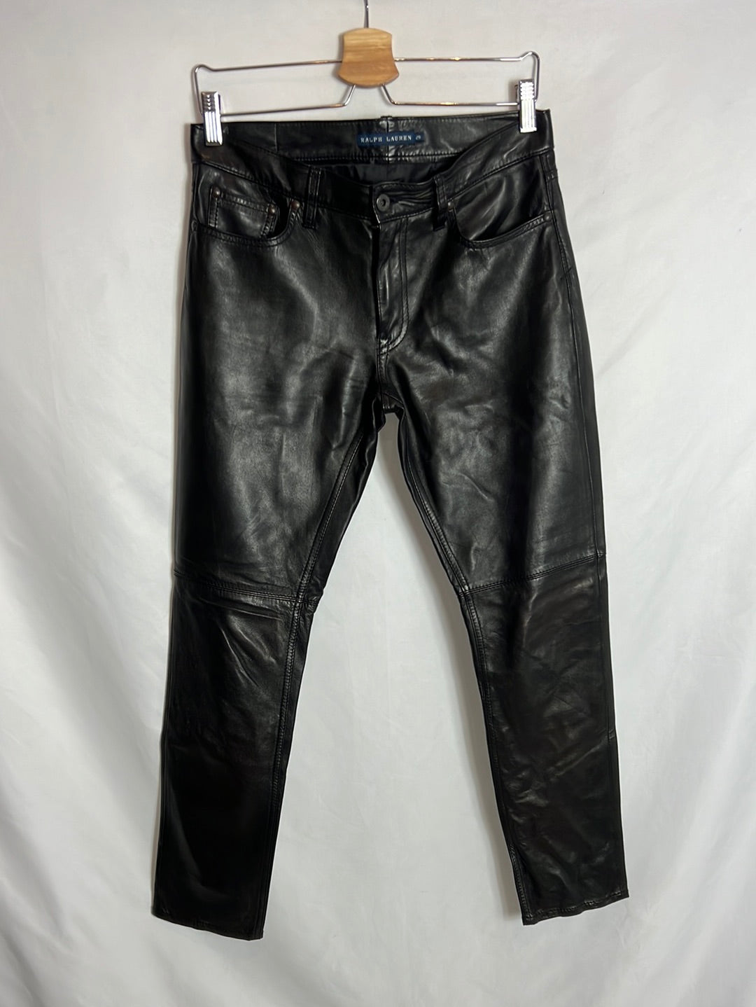 RALPH LAUREN. Pantalón negro piel costuras. T 29 (38)