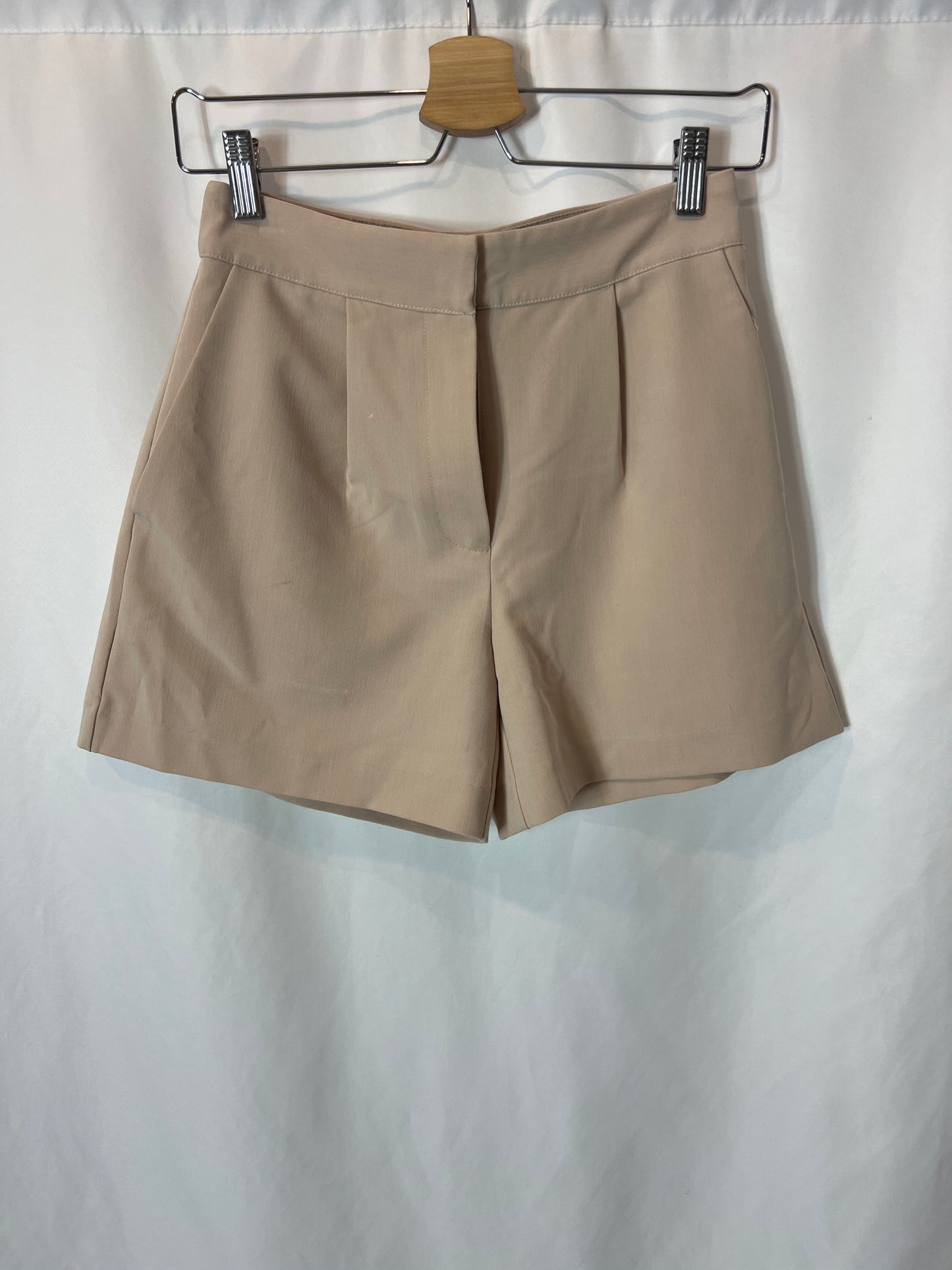 NA-KD. Pantalón corto beige pinzas T.34