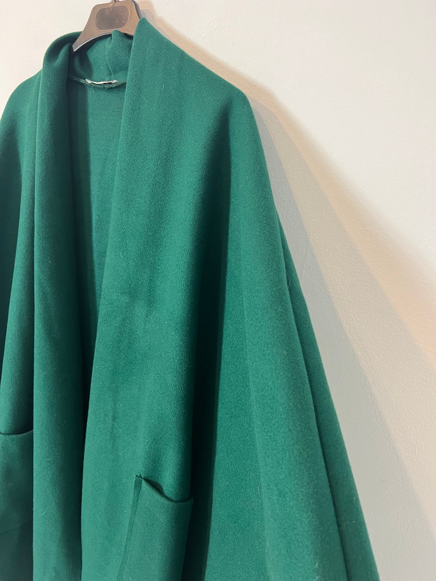 OTRAS. Chaqueta estilo poncho verde flecos TU(m/l)