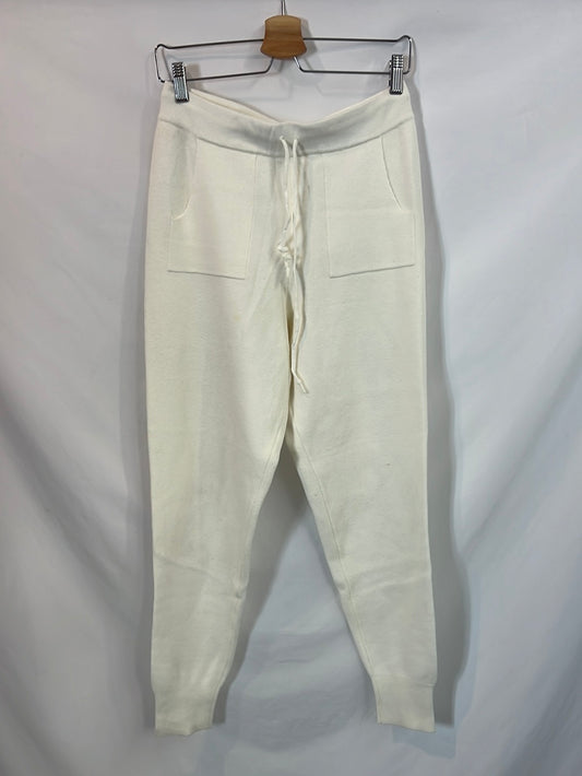 BERSHKA. Pantalón punto blanco T.l