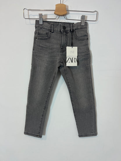 ZARA. Denim pitillo gris. T 6 años