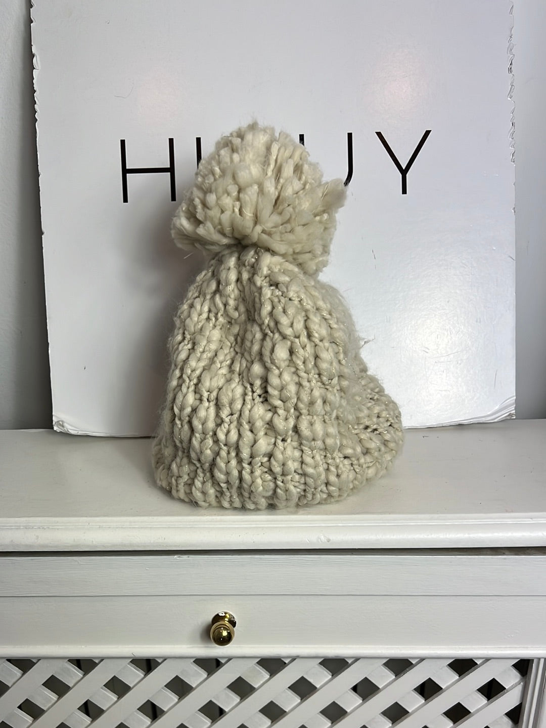 OYSHO. Gorro beige hilos brillo. T M