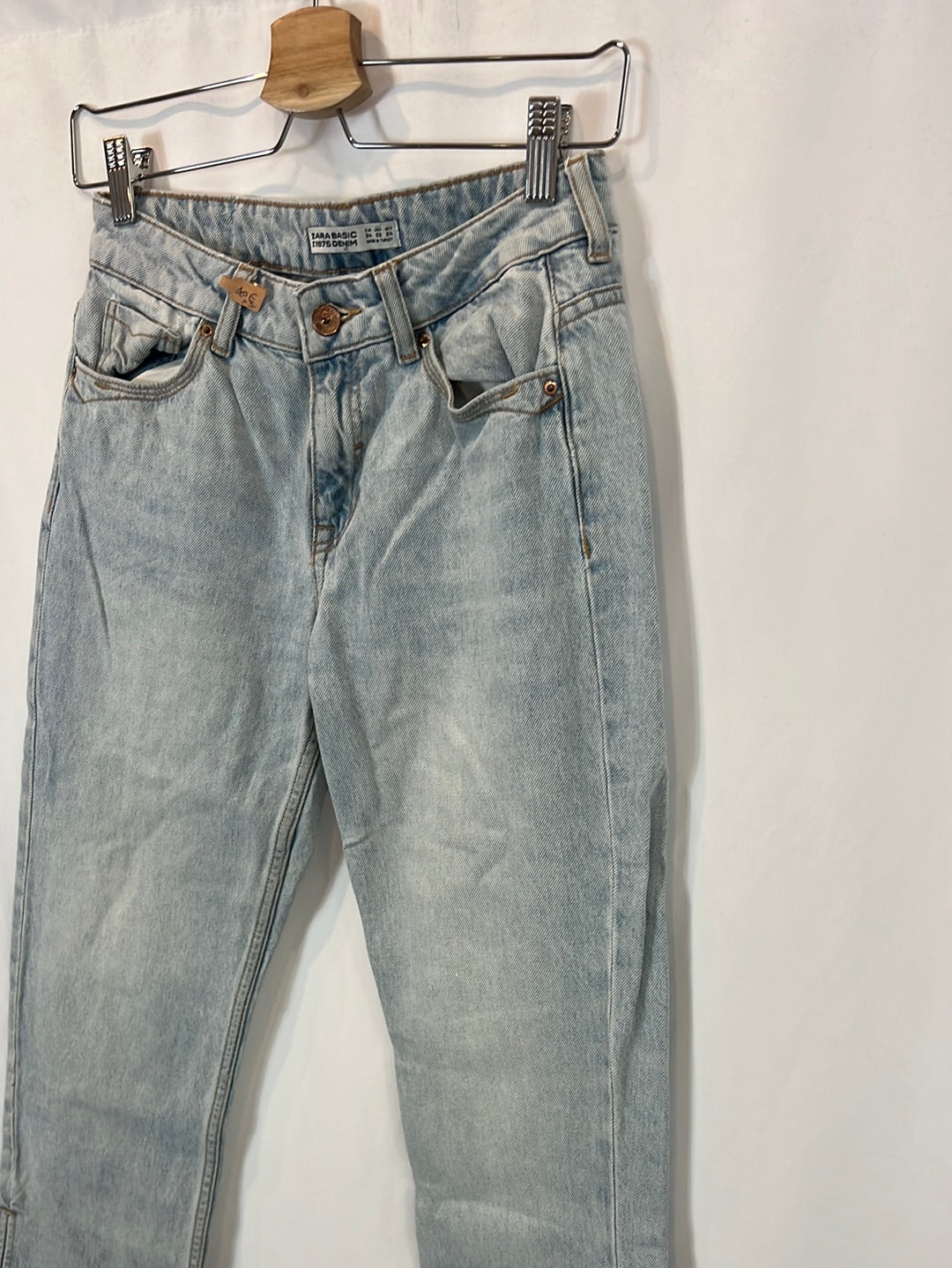 ZARA. Pantalón denim flecos T.34