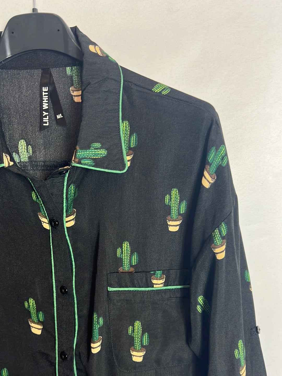 LILY WHITE. Blusa negra cactus . T M/L