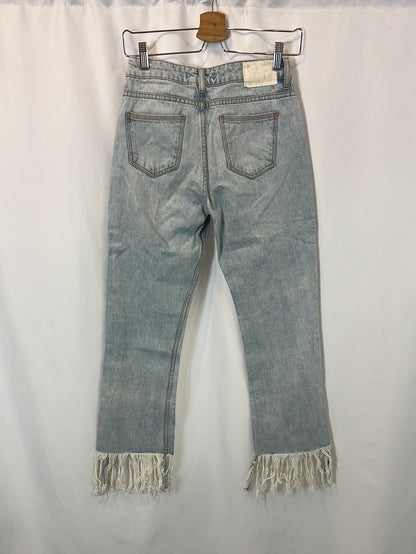 ZARA. Pantalón denim flecos T.34