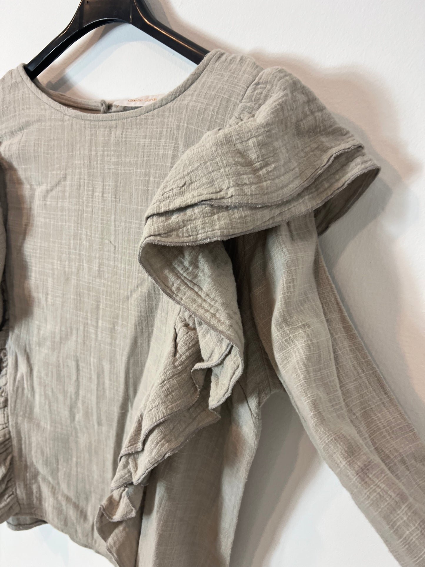 GINETTE GARDE. Blusa gris volantes T.s