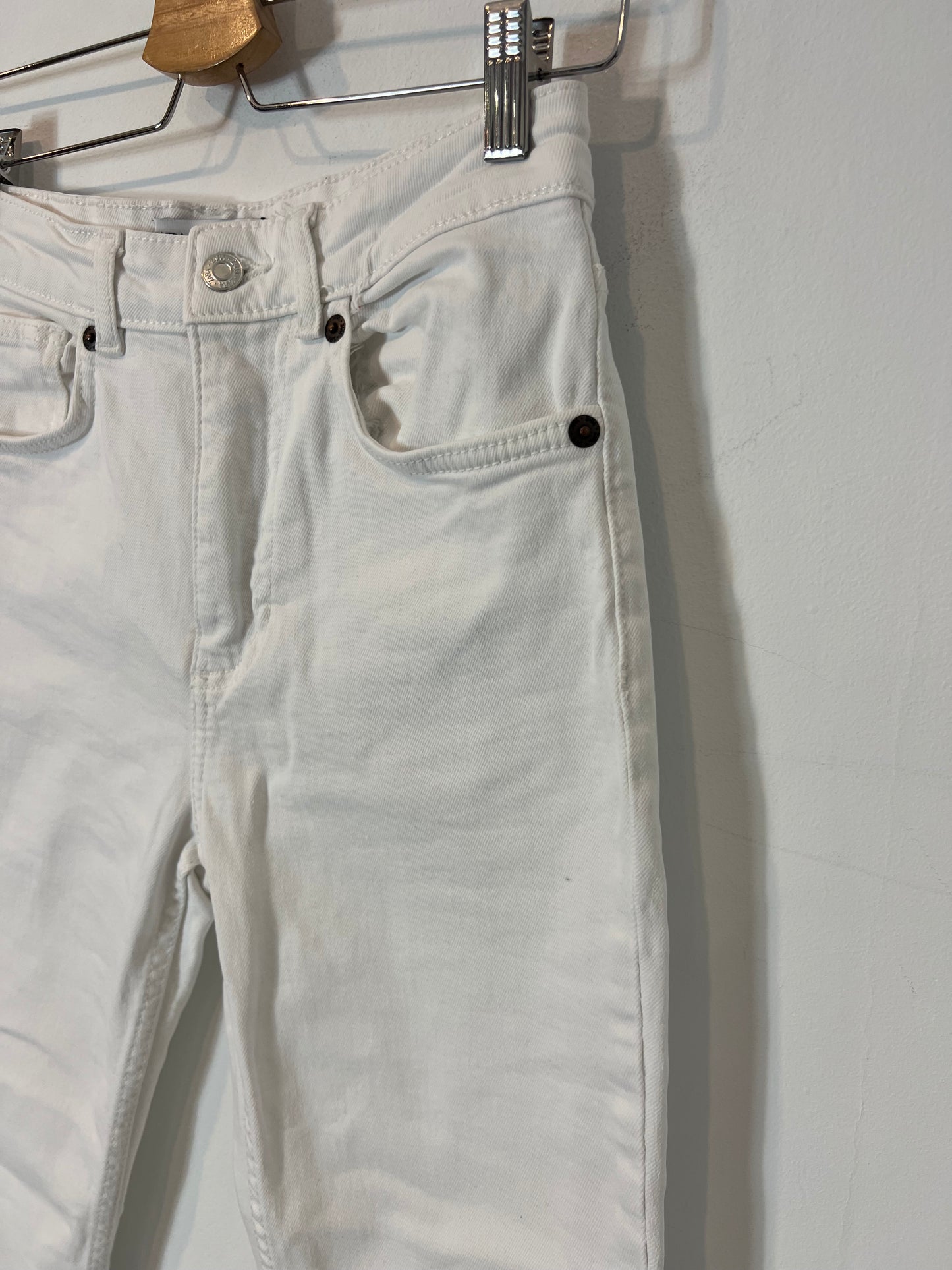 ZARA. pantalón denim blanco  T.36