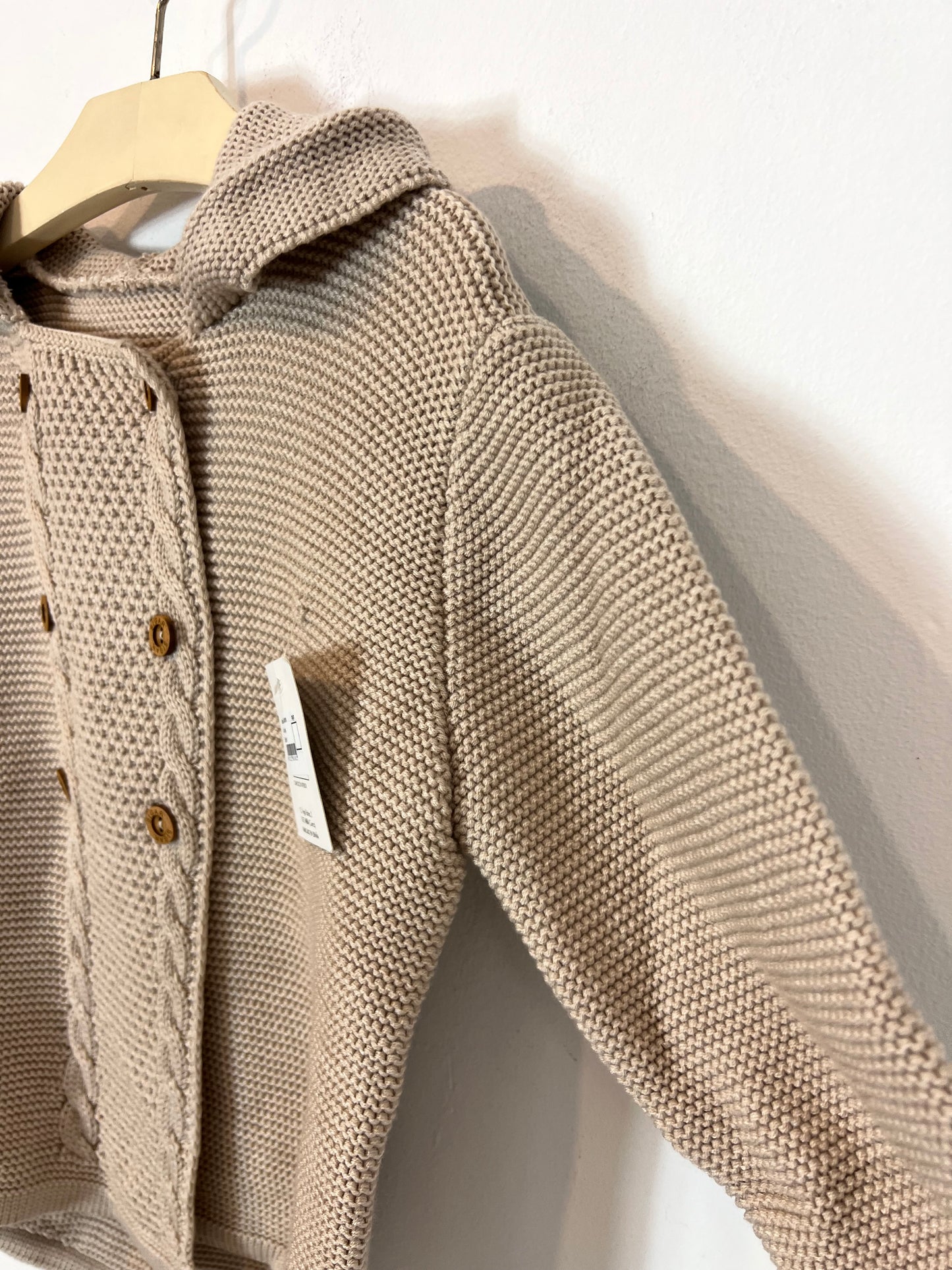 SIGAR. Chaqueta punto beige capucha. T 5 años