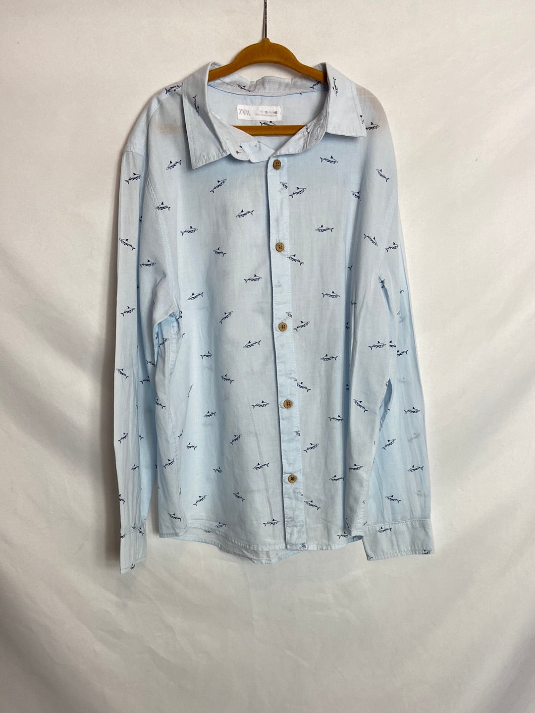 ZARA. Camisa azul tiburones T. 10 años