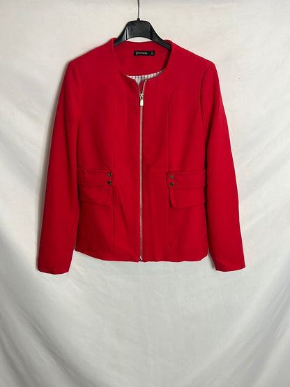 STRADIVARIUS . Chaqueta roja textura. T S