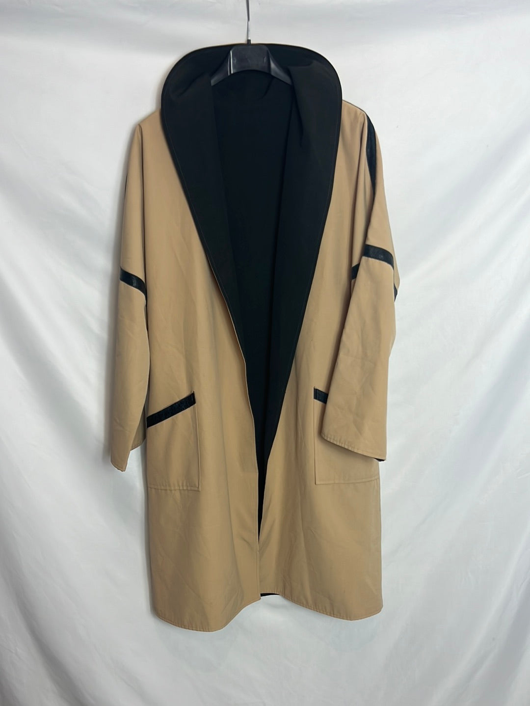 OTRAS. Chaqueta reversible beige y negra. T S/M