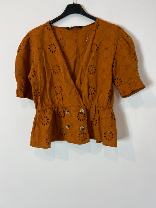 ZARA. Blusa camel cruzada troquelada. T M