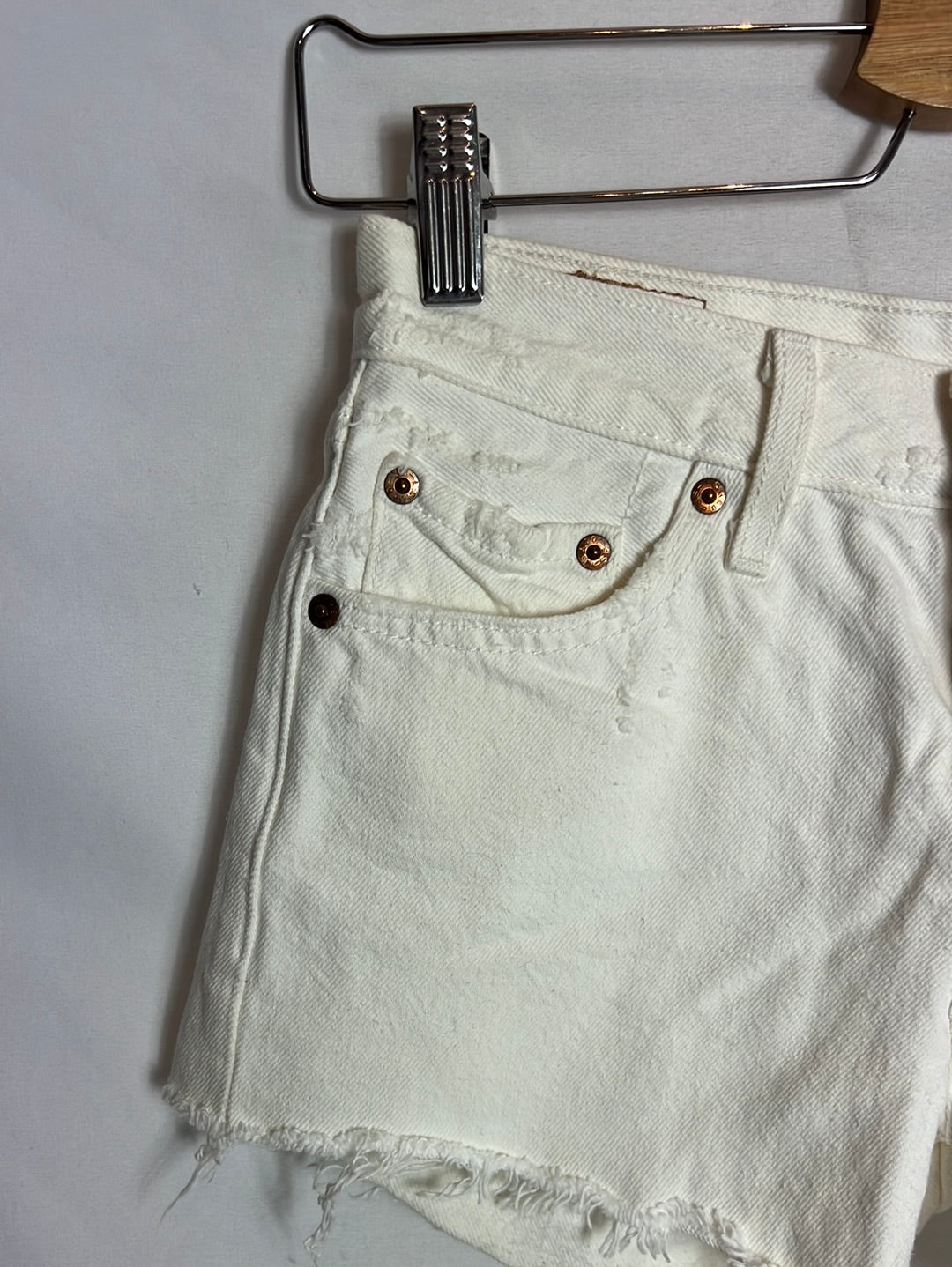 LEVI’S. Short denim abotonado blanco. T 34 (Tara)