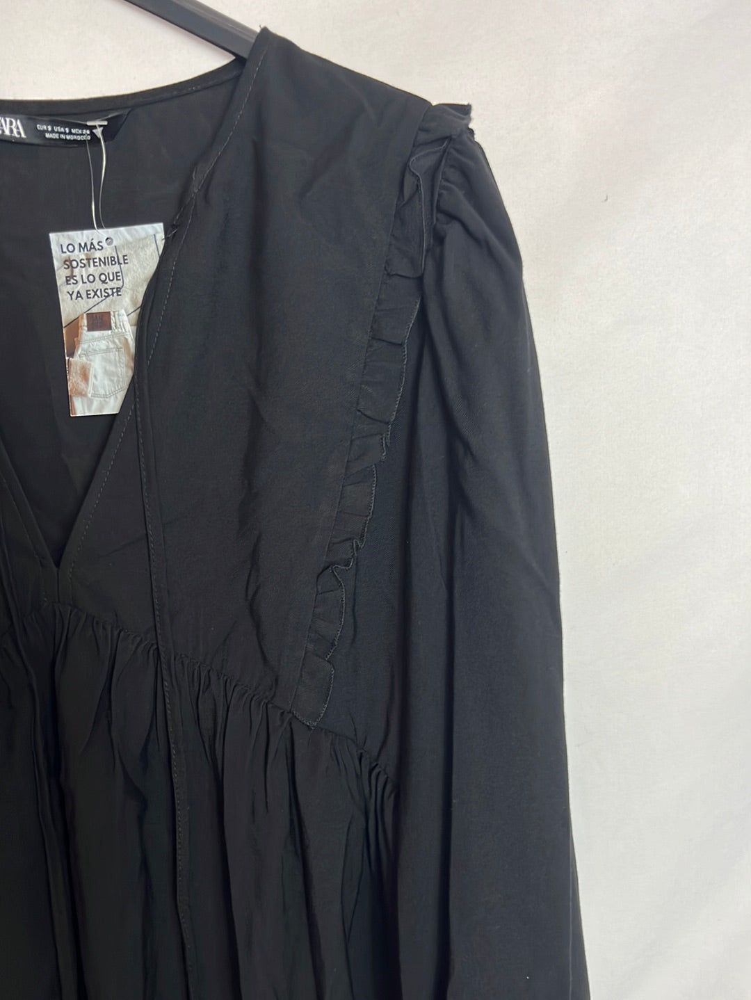 ZARA. Vestido negro volantes. T S