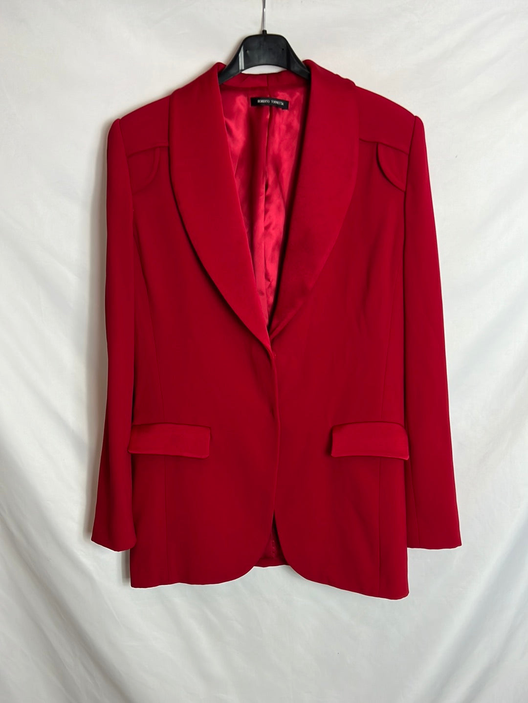 ROBERTO TORRETTA. Blazer roja hombreras solapa satinada. T 40