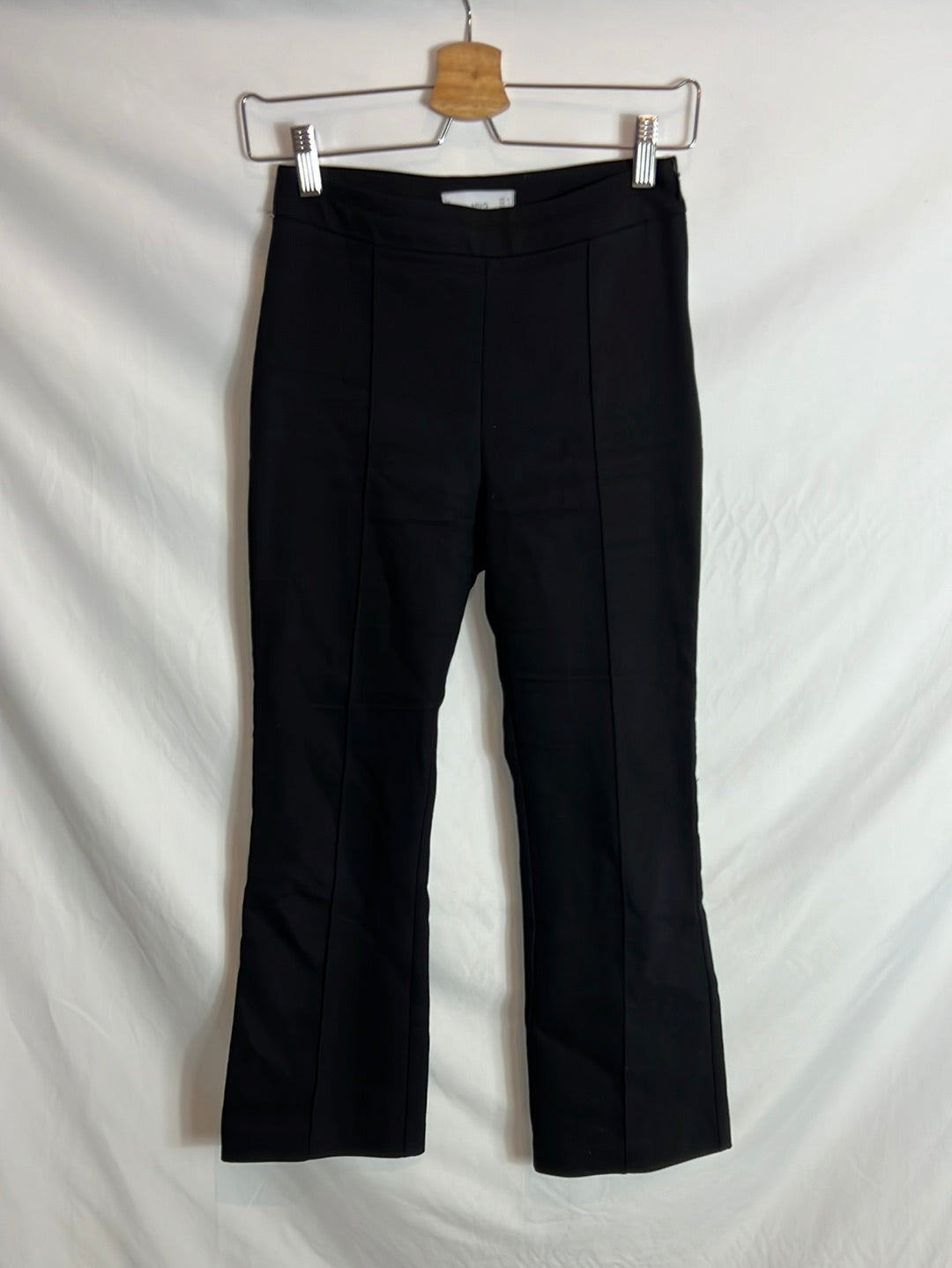 MANGO. Pantalón negro acampanado T.34