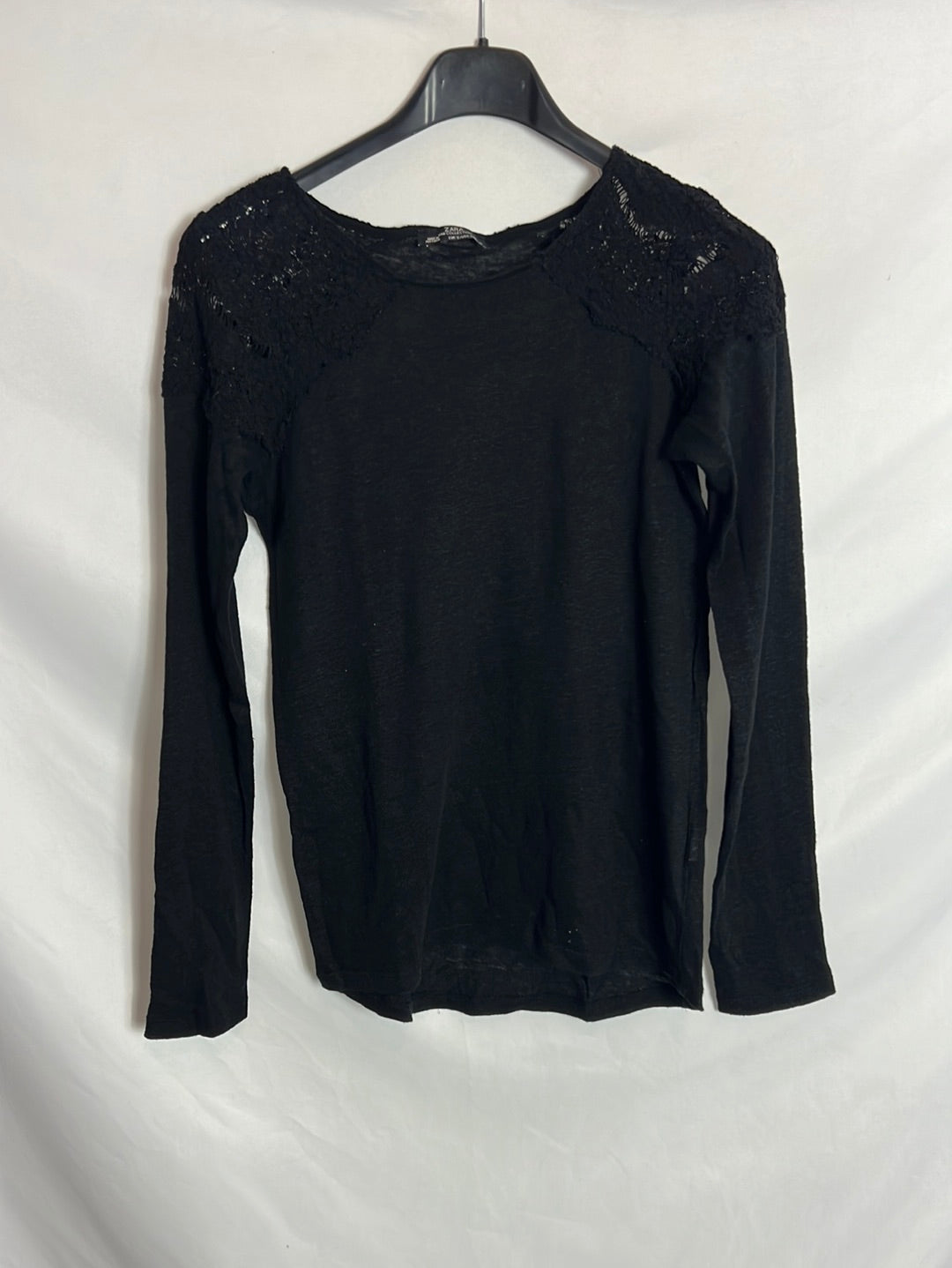 ZARA. Top negro encaje hombros. T S