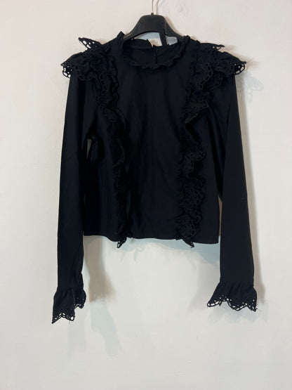 H&M. Blusa negra detalle volantes croché T.xs