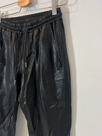 ZARA. pantalón efecto piel negro T.xs