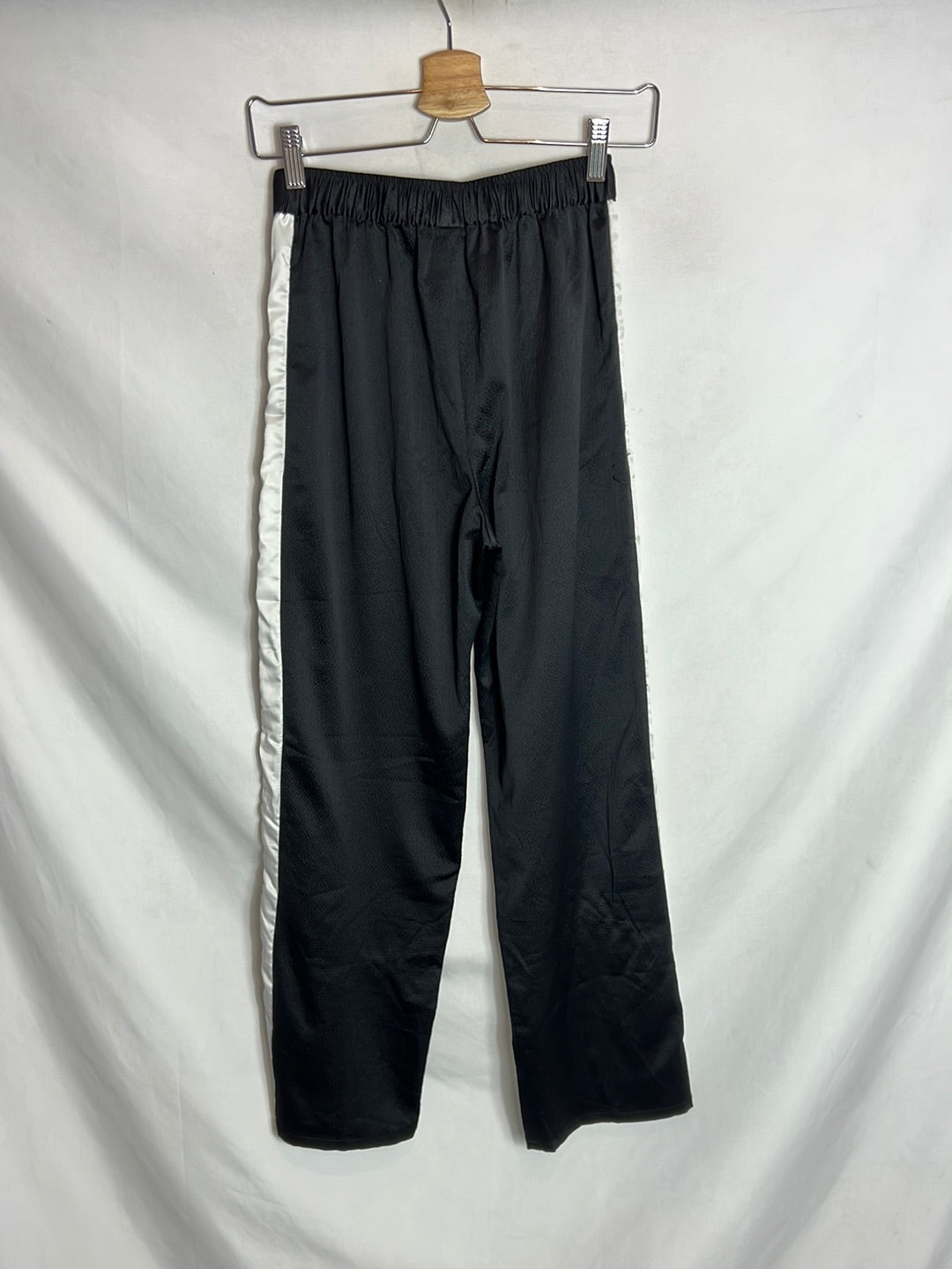 ETAM. Pantalón fluido negro líneas blancas. T S