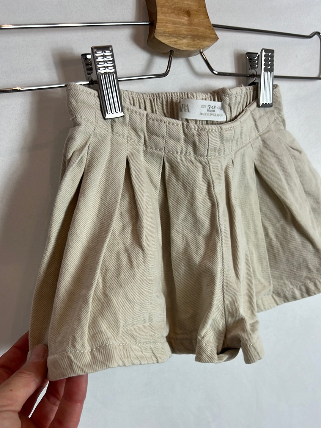 ZARA. Bermuda efecto falda beige. T 12-18 meses