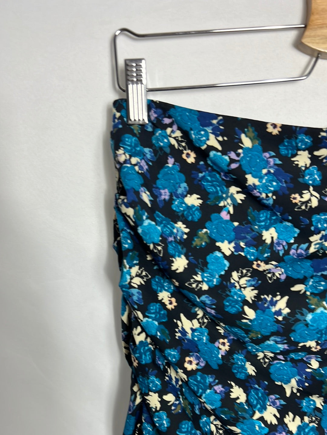 ZARA. Falda azul fruncida flores. T S