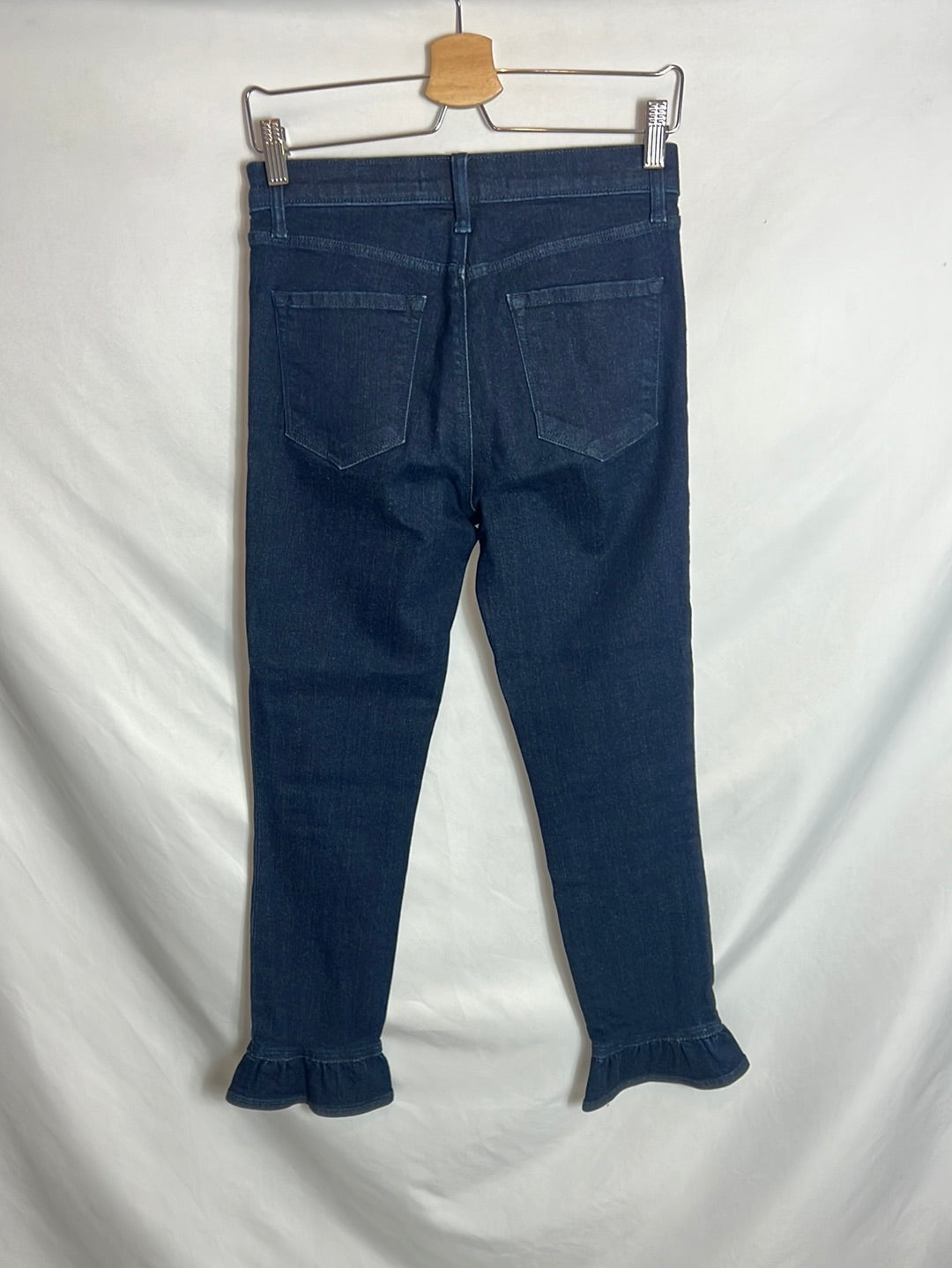 J BRAND. Denim oscuro cropped  volante. T 27(36)