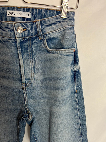 ZARA. Denim recto abotonado claro T.34