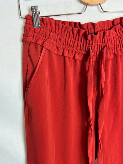 ZARA. Pantalón fluido rojo oscuro. T S