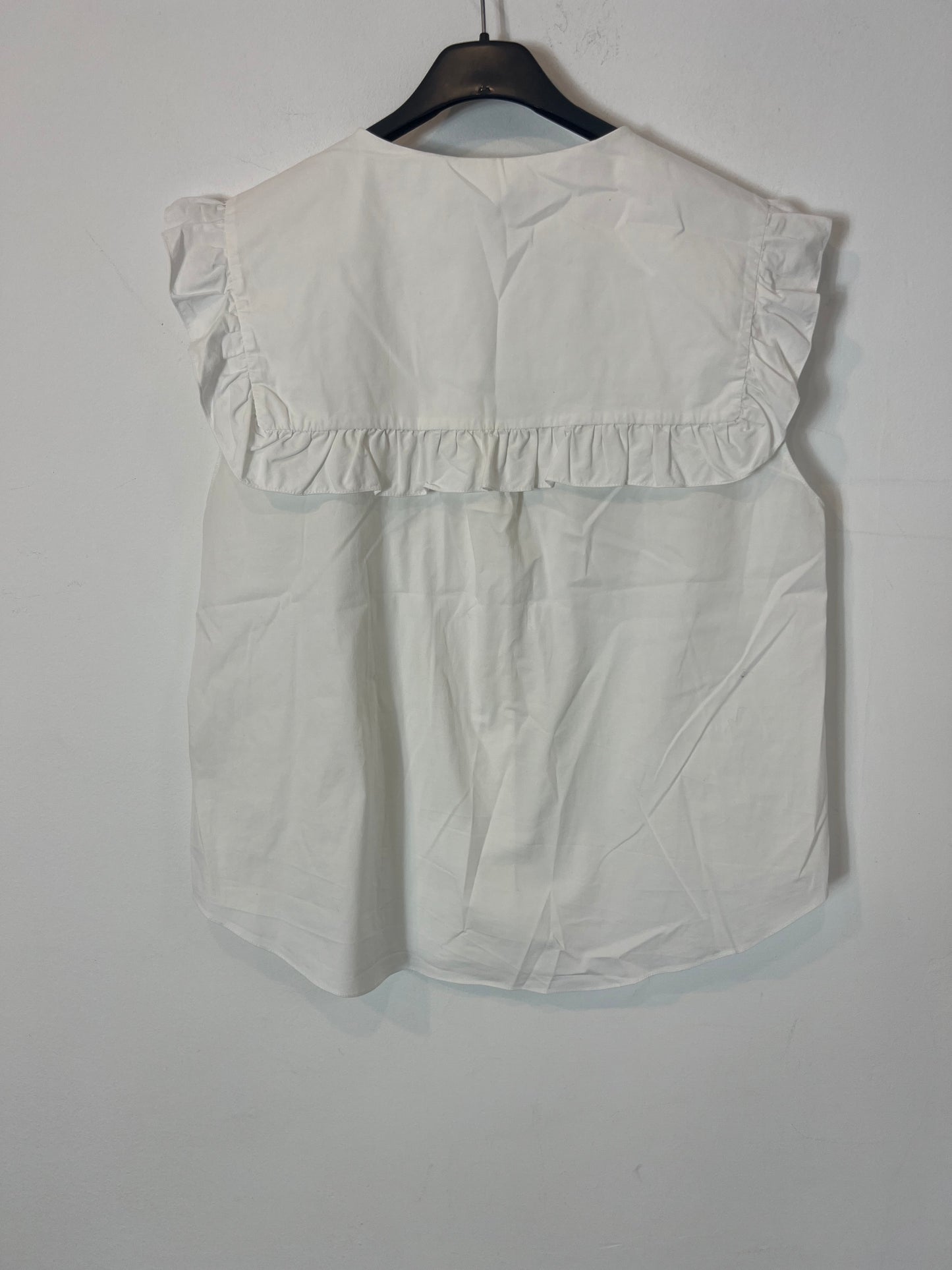 ZARA. Blusa blanca sin mangas volante. T M