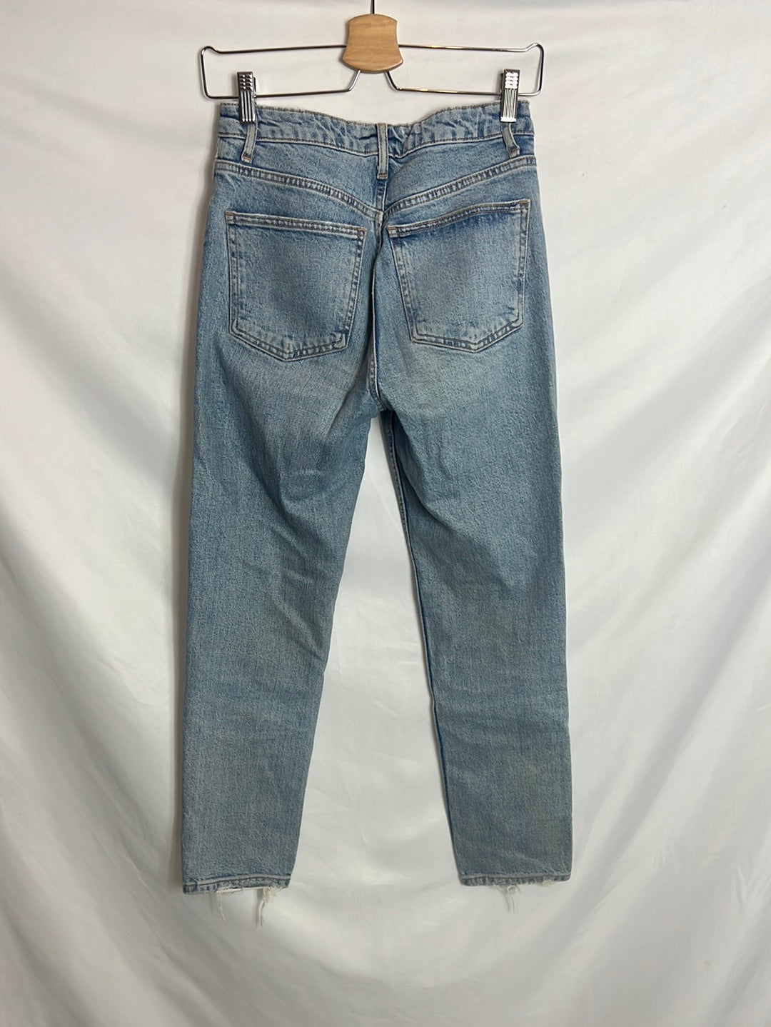 ZARA. Pantalón denim claro. T 34