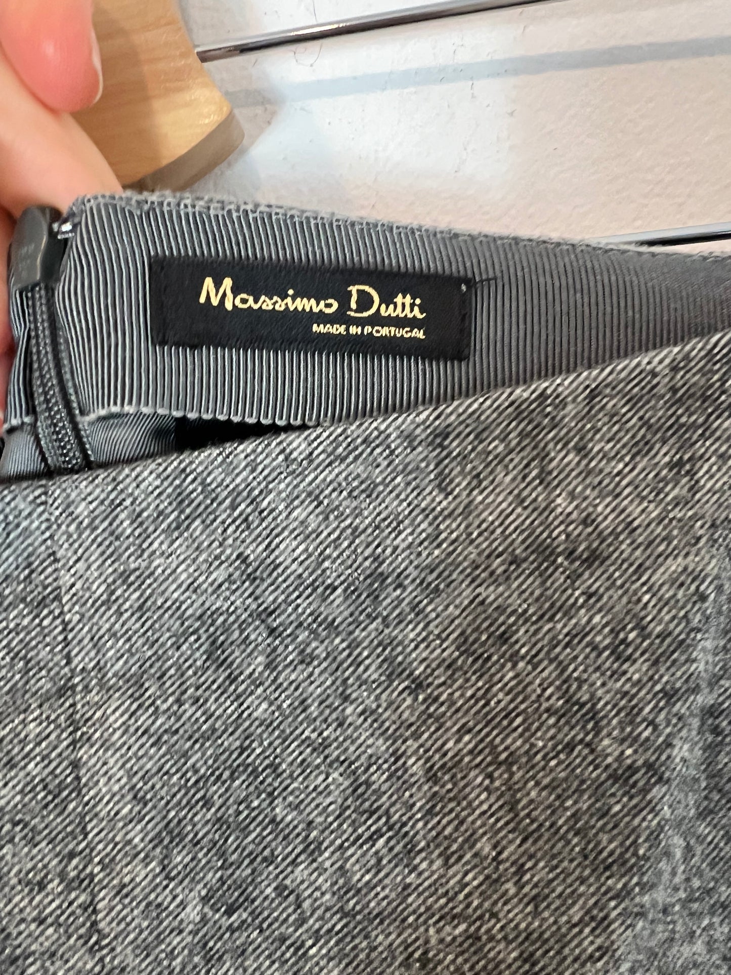 MASSIMO DUTTI. Falda corta gris espica T.38