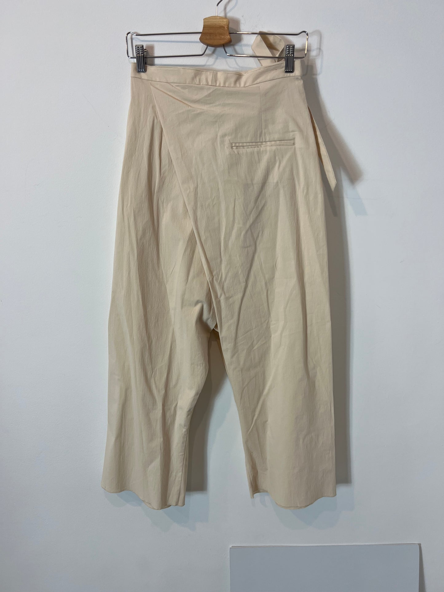 ZARA. Pantalón beige textura efecto falda. T XS