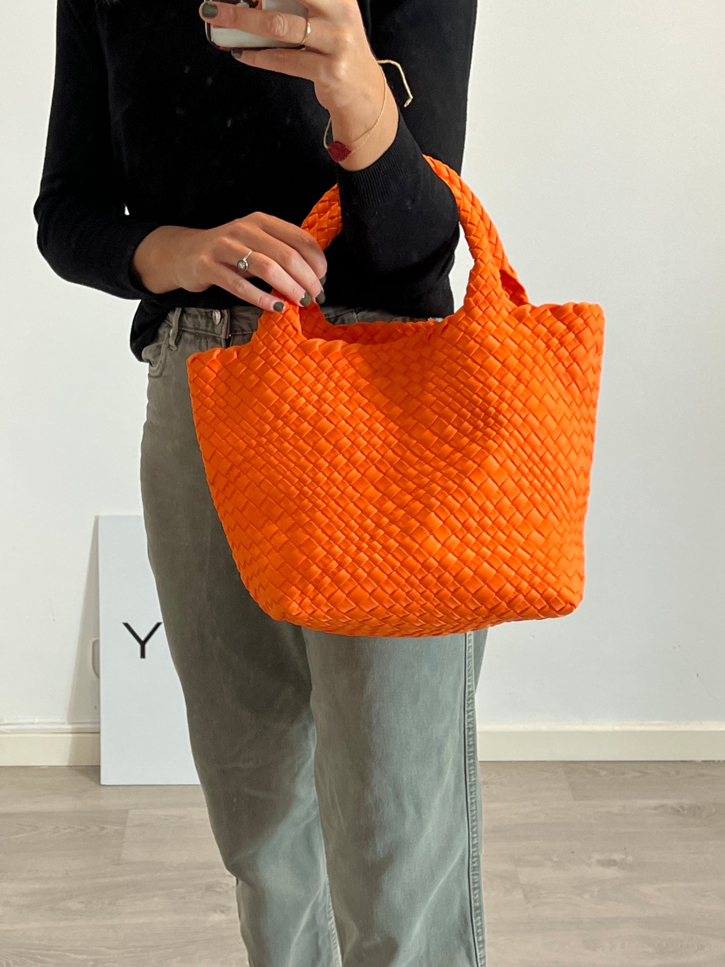 VANYLU. Bolso trenzado naranja doble asa