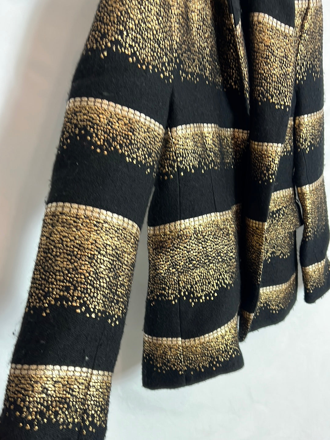 ELLA LUNA. Blazer negra detalles en dorado. T M